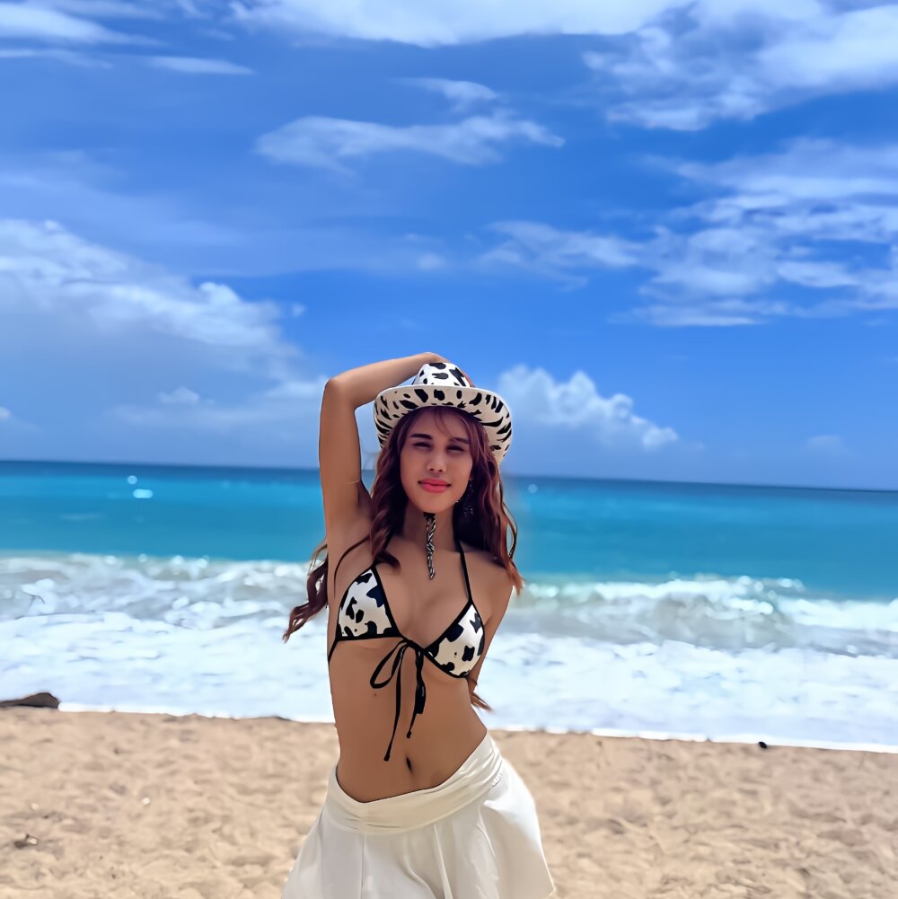 Laura_yourhottestbabe12