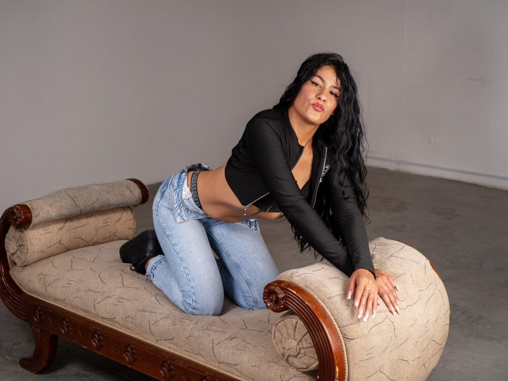_AILYNN-